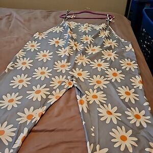 NWOT 4X  Cute Lightweight Jumpsuit with a pretty daisy print